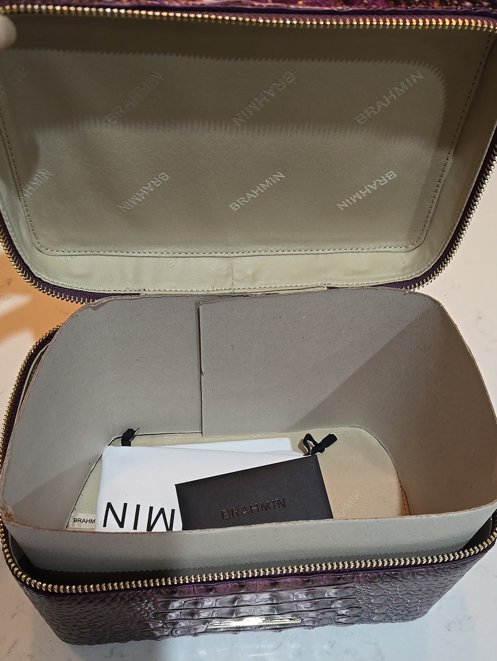 NWOT Large 8.5 X 6 X 5 Brahmin Cosmetic Case - Picture 3 of 7